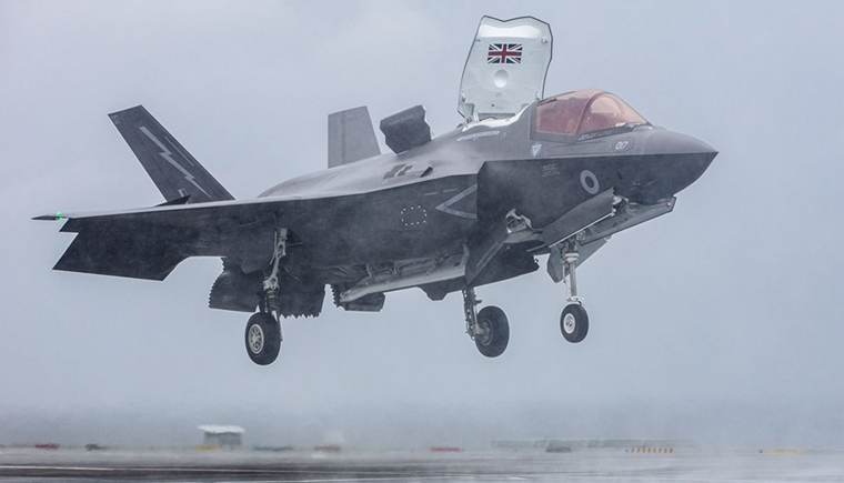 F-35B戰(zhàn)斗機(jī)在英國航母上起降.png